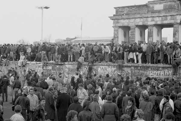 10.11.1989 NIEMCY BERLIN MUR BERLINSKI BURZENIE MURU BRAMA BRANDENBURSKA FOT . ANNA BIALA / AGENCJA GAZETA